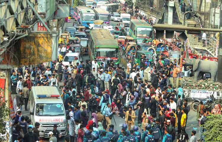 অবরোধ চলাকালে তারা ‘আমার ভাই কবরে, খুনি কেন বাহিরে’, ‘আমার ভাইয়ের রক্ত বৃথা যেতে পারে না’সহ বিভিন্ন স্লোগান দিতে দেখা গেছে।