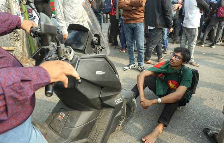 শিক্ষার্থীরা ঢাকা সেন্ট্রাল ইউনিভার্সিটি বাস্তবায়নের দাবিতে বিভিন্ন স্লোগান দেন। মূল সড়ক থেকে সরে যেতে ঘটনাস্থলে অতিরিক্ত পুলিশ মোতায়েন করা হয়েছে।