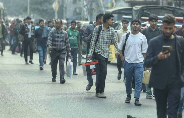 সাত কলেজের সমন্বয়ে প্রস্তাবিত ঢাকা সেন্ট্রাল ইউনিভার্সিটি বাস্তবায়নের দাবিতে রাজধানীর মহাখালী মোড় অবরোধ করে সরকারি তিতুমীর কলেজের শিক্ষার্থীরা। এ অবরোধ অবশ্য মিনিট পনেরো ছিল। পরে পুলিশের সহয়তায় সড়ক স্বাভাবিক হয়। বর্তমানে যান চলাচল স্বাভাবিক রয়েছে বলে জানিয়েছে পুলিশ।