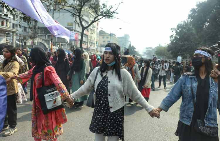 অন্যদিকে বাংলা কলেজের শিক্ষার্থীদের সড়ক অবরোধের কারণে গাবতলী, টেকনিক্যাল মোড়, মিরপুর সড়কে কোনো যানবাহন চলাচল করছে না।
