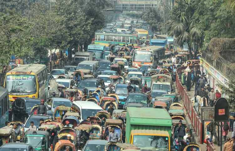 ফলে তীব্র যানজটের সৃষ্টি হয়েছে। পুলিশ শিক্ষার্থীদেরকে মূল সড়ক থেকে সরে যেতে অনুরোধ করেছে।