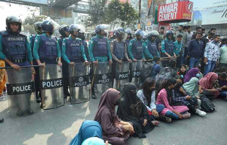 সড়কে স্বাভাবিক রাখতে অতিরিক্ত পুলিশ সদস্য মোতায়েন করা হয়েছে।