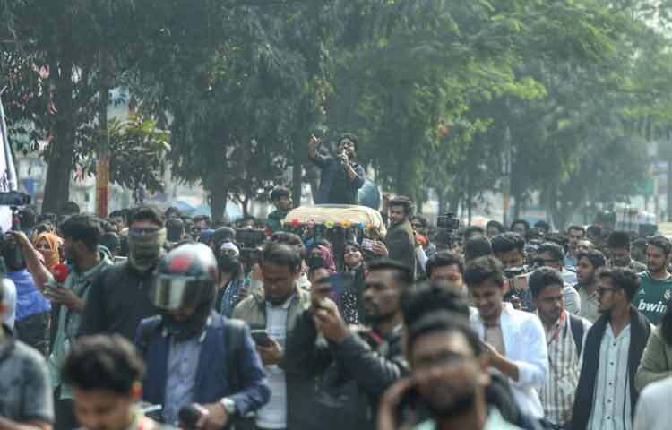 দুপুর পৌনে ১২টার দিকে প্রথমে এলিভেটেড এক্সপ্রেসওয়ে হয়ে ফার্মগেট খামারবাড়ি অভিমুখের অংশ অবরোধ করেন শিক্ষার্থীরা। পরে সাড়ে ১২টার দিকে ফার্মগেট মোড়ও অবরোধ করেন তারা।