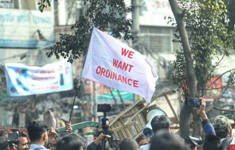 এদিকে সহপাঠী সাকিবুল হত্যার বিচার ও আসামিদের দ্রুত গ্রেফতারের দাবিতে এলিভেটেড এক্সপ্রেসওয়ের পর এবার রাজধানীর ব্যস্ততম ফার্মগেট মোড়ও অবরোধ করেন শিক্ষার্থীরা। এতে করে গুরুত্বপূর্ণ এই দুই সড়কেই যানচলাচল বন্ধ হয়ে যায়।