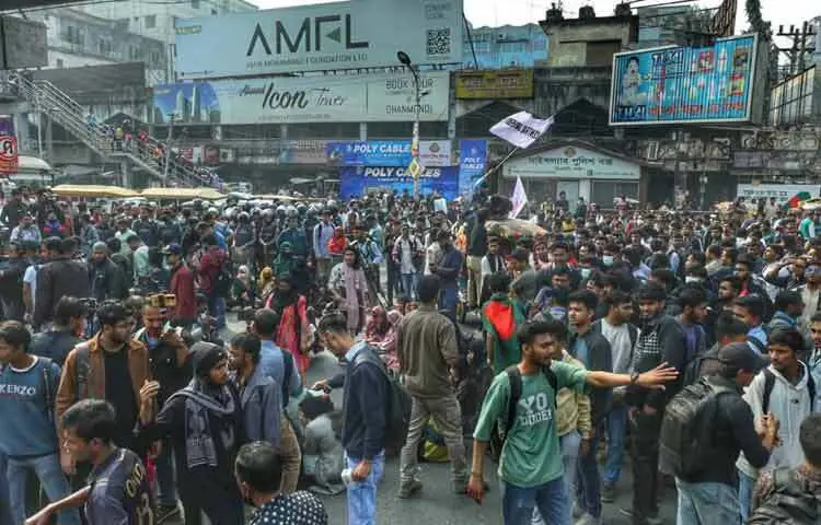 এসময় তারা ‘সেন্ট্রাল সেন্ট্রাল’, ‘গোলামী না আজাদী, আজাদী আজাদী’, ‘দালালি না রাজপথ’, ‘আপস না সংগ্রাম’, ‘শিক্ষা নাকি সিন্ডিকেট’, ‘তালবাহানা বন্ধ কর, অধ্যাদেশ জারি করো’সহ বিভিন্ন স্লোগান দেন।