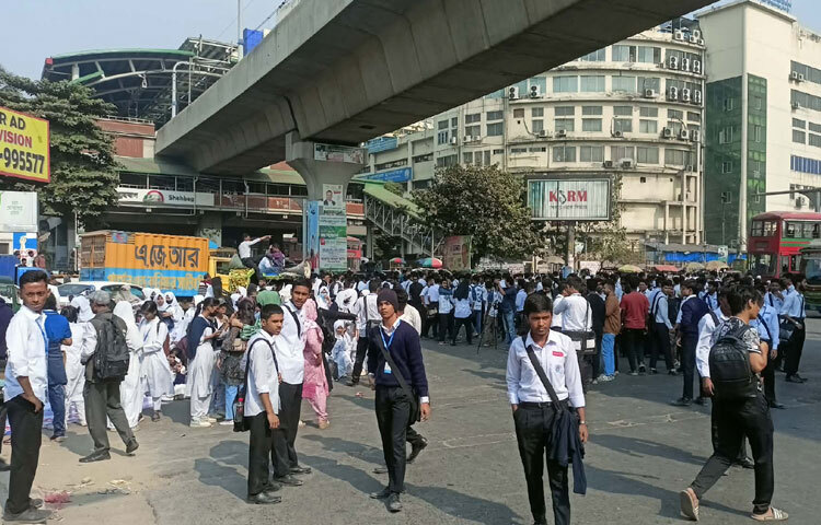 বেলা ১১ টা ৪৫ মিনিটের দিকে শাহবাহ মোড় অবরোধ করে তারা।
