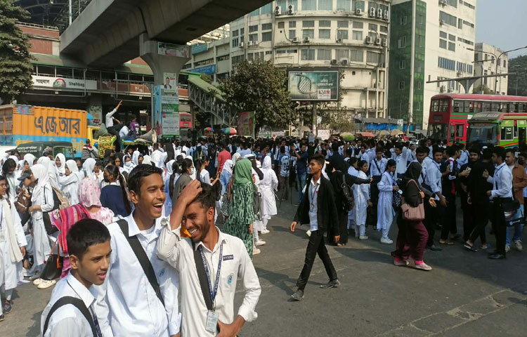 এর আগে বেলা ১১ টার পর ঢাকা কলেজের উচ্চ মাধ্যমিকের শিক্ষার্থীরা সায়েন্সল্যাব মোড়ে জড়ো হয়৷ পরে সরকারী বাংলা কলেজ, কবি নজরুল সরকরী কলেজ, শহীদ সোহরাওয়ার্দী সরকারি কলেজে এবং বেগম বদরুন্নেসা সরকারি মহিলা কলেজের শিক্ষার্থীরা একসাথে মিছিল নিয়ে এসে শাহবাগ মোড় অবরোধ করে।