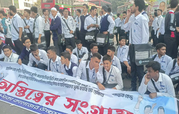 বর্তমানে শাহবাগ মোড় দিয়ে যানচলাচল বন্ধ রয়েছে।