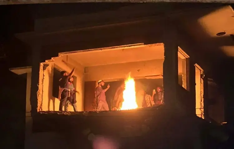 এসময় তাদের আগুন জ্বালিয়ে বিক্ষোভ করতে দেখা যায়।