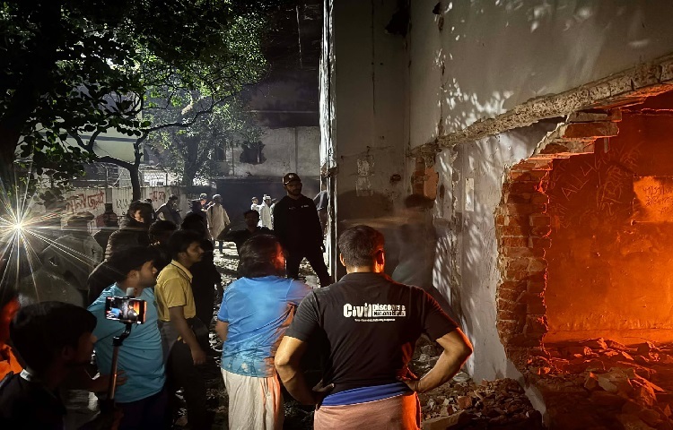 এসময় কয়েকজনকে বাড়িটির একটি অংশ হাতুড়ি দিয়ে ভাঙতে দেখা যায়।