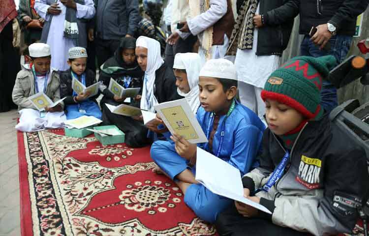 বেলা পৌনে ১১টার দিকে তারা সেখানে আসেন। এরপর হাসপাতালের ঠিক উল্টোদিকে ফুটপাতে বসে তারা এ তেলাওয়াত শুরু করেন।