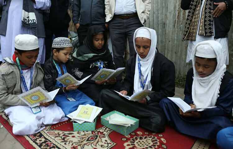 মুফতি আসাদুল্লাহ বলেন, সাবেক প্রধানমন্ত্রী খালেদা জিয়ার মৃত্যুর খবর শুনে আমরা শিক্ষার্থীদের নিয়ে এখানে এসেছি। ওদের মধ্যে কয়েকজন হাফেজ। কয়েকজন প্রায় শেষের পথে। আমরা এসেছি মরহুমার জন্য কোরআন খতম দিতে।