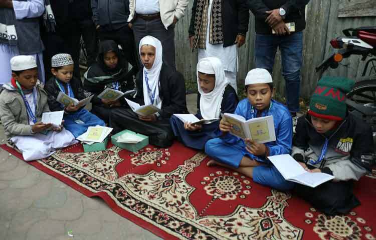 এ কোরআন খতমের সওয়াব যেন মরহুমা পান এনং আল্লাহ যেন তাকে জান্নাতুল ফেরদৌস নসিব করেন সেজন্য আমরা তেলাওয়াত করছি। কোরআন খতম শেষে মোনাজাত করে আমরা চলে যাবো।