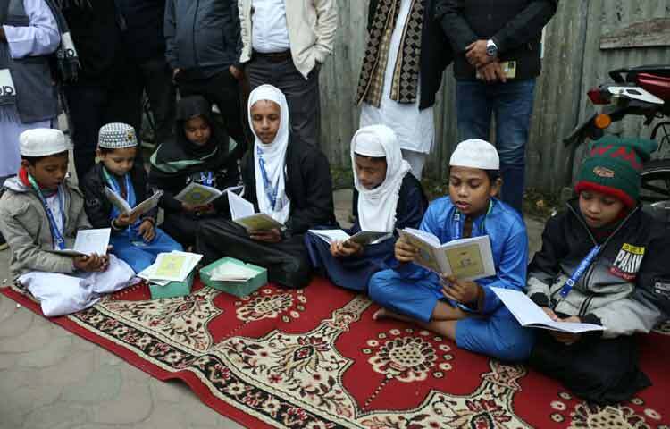 কোরআন তেলাওয়াতকারীদের মধ্যে ৮ জন শিক্ষার্থী এবং দুজন শিক্ষক। তারা রাজধানীর ভাটারা এলাকার তাদরিবুল কোরআন হাফেজি মাদরাসার শিক্ষক-শিক্ষার্থী।