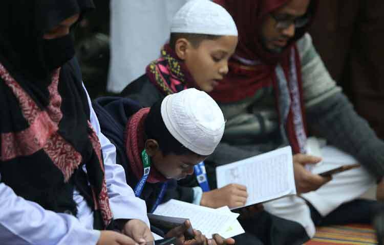 শিক্ষার্থীদের নিয়ে সকালে এভারকেয়ারের সামনে আসেন তাদরিবুল কোরআন হাফেজি মাদরাসার শিক্ষক ক্বারি মাওলানা মো. বেলাল হোসেন ও মুফতি আসাদুল্লাহ।