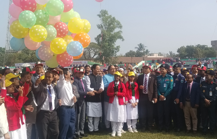 আজ সকালে রাজশাহী মুক্তিযুদ্ধ স্মৃতি স্টেডিয়ামে ৫২তম জাতীয় ক্রীড়া প্রতিযোগিতার উদ্বোধন শেষে শিক্ষামন্ত্রী মহিবুল হাসান চৌধুরী বলেন, ফলাফল দিয়ে মূল্যায়ন থেকে বেরিয়ে আসতেই নতুন শিক্ষানীতি। ছবি: সাখাওয়াত হোসেন