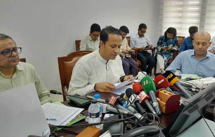 যেসব অঞ্চলে বন্যা ব্যাপকভাবে ছড়িয়ে পড়বে সেসব অঞ্চলে এইচএসসি ও সমমানের পরীক্ষা পরে নেওয়া হবে বলে জানিয়েছেন শিক্ষামন্ত্রী মহিবুল হাসান চৌধুরী। ছবি: মাসুদ রানা