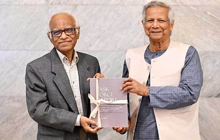 ঢাকায় তেজগাঁওয়ে নিজ কার্যালয়ে শিক্ষা উপদেষ্টা ওয়াহিদউদ্দিন মাহমুদের কাছ থেকে শিক্ষা মন্ত্রণালয় প্রণীত টাস্কফোর্সের রিপোর্ট গ্রহণ করেন প্রধান উপদেষ্টা প্রফেসর মুহাম্মদ ইউনূস। ছবি: পিআইডি