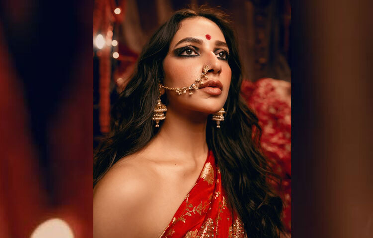 শাড়ির সঙ্গে শুভশ্রী মিলিয়েছেন ঐতিহ্যবাহী সোনার গহনা। গলায় ভারি নেকলেস, কানে ঝুলন্ত ঝুমকা, হাতে সোনার চুড়ির গোছা আর মাথার মাঝখানে সিঁদুরের টিপ-সব মিলিয়ে তার সাজকে দিয়েছে এক নিখুঁত পূর্ণতা।