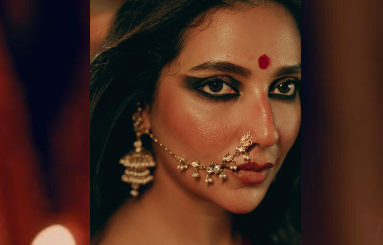 বিশেষ করে কপালে লাল টিপ আর চোখের কাজল তার সৌন্দর্যে এনেছে দেবীর আবহ।