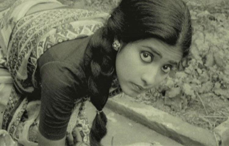 সুবর্ণা মুস্তাফার জীবন শুরু থেকেই শিল্পের আবহে। পরিবারেই ছিলেন শিল্প, সংস্কৃতি ও বুদ্ধিবৃত্তিক চর্চার উজ্জ্বল অনুষঙ্গ। তার বেড়ে ওঠার পরতে পরতে ছিল অভিনয়ের প্রতি স্বাভাবিক টান, শব্দের প্রতি সংবেদনশীলতা ও চরিত্র বোঝার একটি জন্মগত ক্ষমতা, যা তাকে পরবর্তী সময়ের অসামান্য অভিনেত্রী হিসেবে গড়ে তোলে।