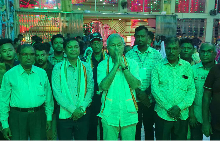 রাঙ্গামাটির গর্জনতলী ও তবলছড়ি কালীমন্দিরসহ বিভিন্ন পুজামণ্ডপ পরিদর্শন করেন পার্বত্য চট্টগ্রাম বিষয়ক উপদেষ্টা সুপ্রদীপ চাকমা। ছবি: পিআইডি