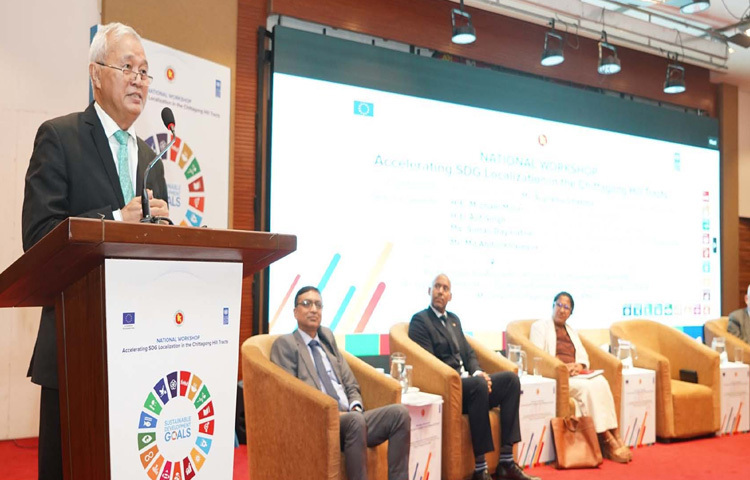 ঢাকায় বেইলি রোডে পার্বত্য চট্টগ্রাম কমপ্লেক্স অডিটোরিয়ামে ‘অ্যাক্সেলারেটিং এসডিজি লোকালাইজেশন ইন দ্য চিটাগং হিল ট্র্যাক্টস’ শীর্ষক কর্মশালায় প্রধান অতিথির বক্তৃতা করেন পার্বত্য চট্টগ্রাম বিষয়ক উপদেষ্টা সুপ্রদীপ চাকমা। ছবি: পিআইডি