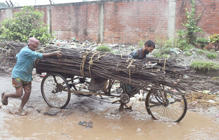 তবুও মানুষ থেমে থাকে না। রাস্তায় ধুলা-বালি, গর্ত কিংবা পানি-সবকিছুর সঙ্গেই তারা খাপ খাইয়ে নেয়।