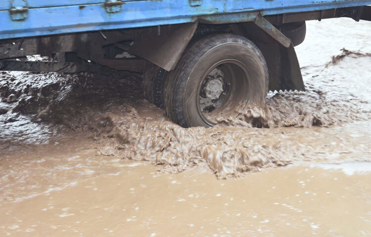 গেন্ডারিয়া রেলস্টেশনের সামনের এই রাস্তার চিত্র আসলে ঢাকার নগরজীবনের এক চেনা প্রতিচ্ছবি।