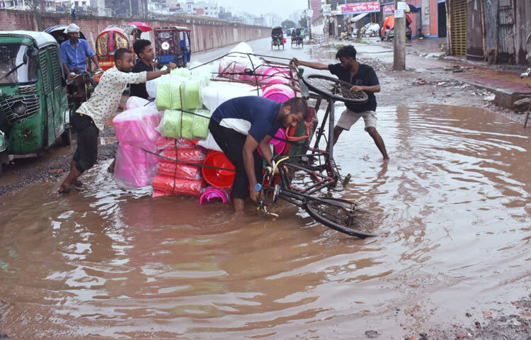 রমনা কিংবা মতিঝিলের মতো ব্যস্ত এলাকায় দ্রুত যেতে হলে এই রাস্তাটিই অনেকের ভরসা। কিন্তু প্রতিটি গর্ত যেন যাত্রী ও চালকদের জন্য ভয়ংকর ফাঁদ।