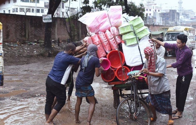 এই রাস্তায় প্রতিদিন ভাঙা পথ মাড়িয়ে চলতে থাকা মানুষগুলোর গল্প আমাদের মনে করিয়ে দেয়-উন্নয়ন শুধু কাগজে-কলমে নয়, বাস্তবেও হওয়া জরুরি। নইলে গেন্ডারিয়ার মতো ‘নতুন’ রাস্তাও হয়ে থাকে দুর্ভোগের প্রতীক।