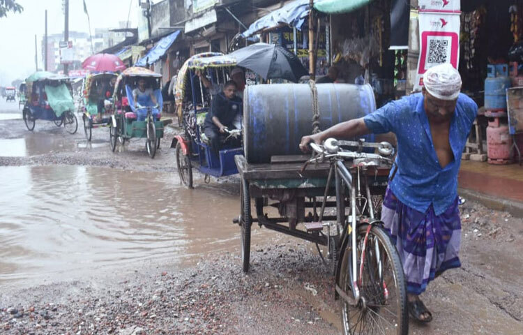 উন্নয়নের বড় বড় স্লোগান থাকলেও নাগরিকের মৌলিক চাহিদা, যাতায়াত, অবহেলায় পড়ে থাকে বছরের পর বছর। অথচ প্রতিদিন এই রাস্তায় হাজারো মানুষ চলাচল করে, যাদের ঘাম-রক্তেই চলছে শহরের কর্মব্যস্ত জীবন।