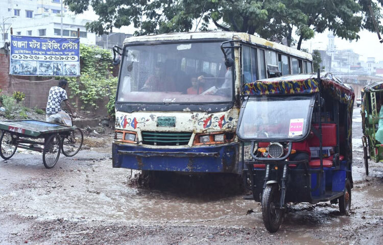 শুধু যানবাহন নয়, দুর্ভোগে পড়েন অফিসগামী চাকরিজীবীরাও। সকালে সময়মতো অফিসে পৌঁছাতে না পেরে অনেকেরই চাকরি নিয়ে অনিশ্চয়তা তৈরি হয়।