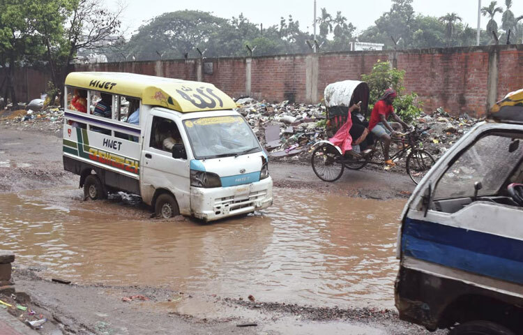 লেগুনা কিংবা বাস যখন হঠাৎ থেমে যায় বা দুলে উঠে, তখন যাত্রীদের মধ্যে আতঙ্ক ছড়িয়ে পড়ে। অনেক সময় যাত্রী নামার সময় হোঁচট খেয়ে পড়ে যায়, আবার চালকেরা ঝুঁকি নিয়েই গাড়ি চালান।