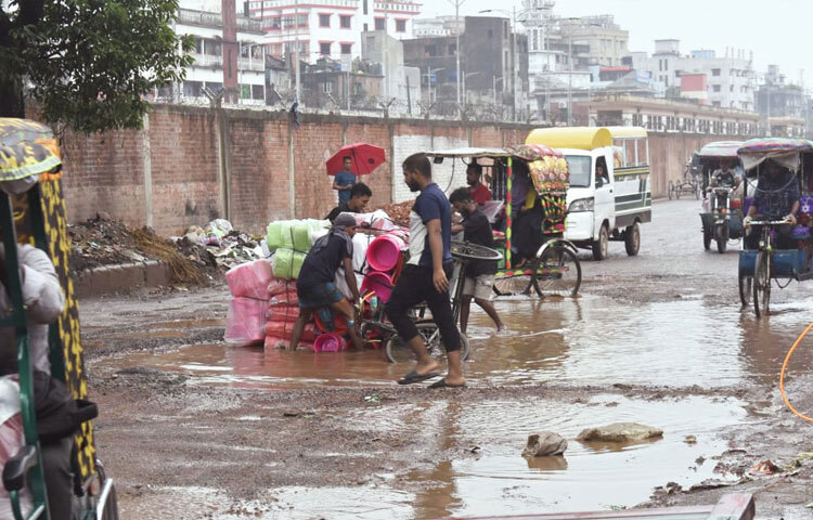 পথচারীদের জন্য এই রাস্তা আরও বিপজ্জনক। খানাখন্দে জমে থাকা নোংরা পানিতে প্রতিদিনই ভিজে যায় তাদের কাপড়-জুতা। তাছাড়া বৃষ্টির দিনে পরিস্থিতি হয়ে ওঠে আরও ভয়াবহ।