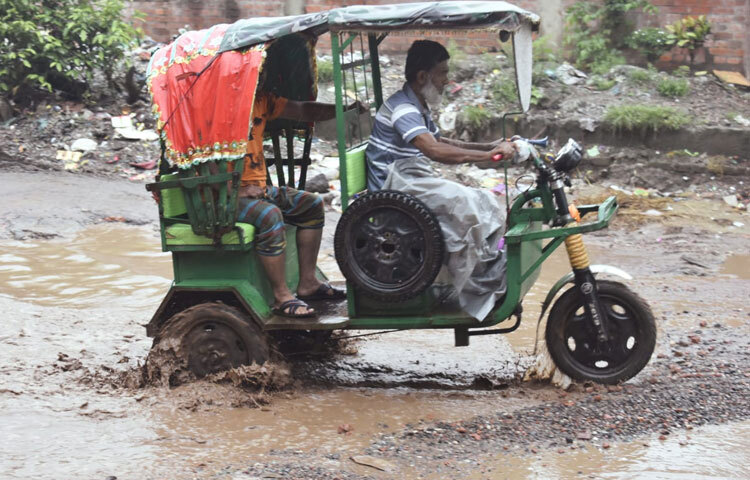 কিন্তু প্রশ্ন থেকে যায়-এই খাপ খাওয়াই কি তাদের নিয়তি? নাগরিক হিসেবে কি তাদের প্রাপ্য নয় একটি নিরাপদ ও সংস্কারকৃত রাস্তা?