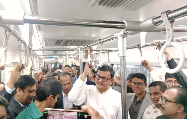 সচিবালয় স্টেশন থেকে মেট্রোরেলে আগারগাঁও স্টেশন পর্যন্ত ভ্রমণ করেছেন নৌপরিবহন প্রতিমন্ত্রী খালিদ মাহমুদ চৌধুরী। ছবি: পিআইডি