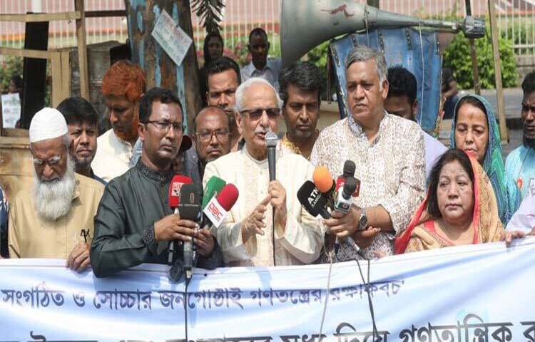 সারাদেশে আইনশৃঙ্খলা পরিস্থিতির চরম অবনতি ঘটেছে। চারদিক থেকে চুরি, ডাকাতি, ছিনতাই, লুটপাট, ধর্ষণ, বিচারবহির্ভূত হত্যাকাণ্ড- ইত্যাদির খবর আসছে। সুশাসনের জন্য নাগরিক (সুজন) আয়োজিত এক মানববন্ধনে এসব কথা বলেন সুজনের নেতারা। ছবি: জাগো নিউজ