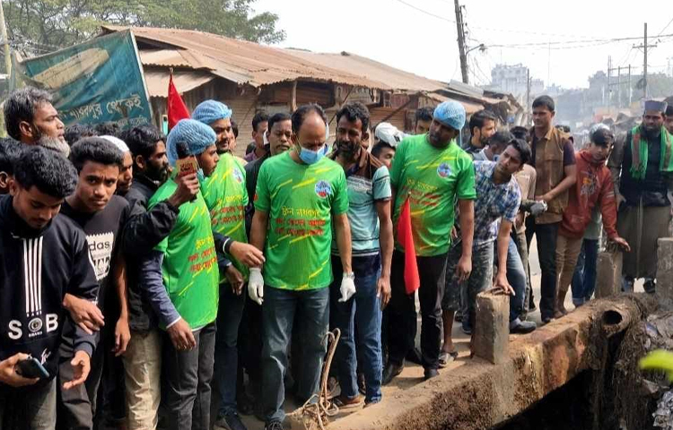 হবিগঞ্জের মাধবপুরে ৪০ বছর ধরে খালে জমে থাকা ময়লা পরিষ্কার করলেন ব্যারিস্টার সুমন। ছবি: সৈয়দ এখলাছুর রহমান খোকন