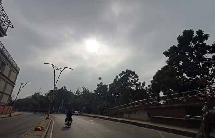 হাতিরঝিল এলাকায় সূর্যের এই আগমন যেন আলাদা মাত্রা যোগ করল। ঠান্ডা বাতাসের সঙ্গে নরম রোদ মিশে পানির ওপর তৈরি করল ঝিলমিল আলোছায়ার খেলা। সকালে হাঁটতে বের হওয়া মানুষজন থমকে দাঁড়িয়ে উপভোগ করলেন দৃশ্যটি। কেউ মোবাইলের ক্যামেরায় বন্দি করলেন সেই মুহূর্ত, কেউ আবার চুপচাপ দাঁড়িয়ে অনুভব করলেন উষ্ণতার ছোঁয়া।