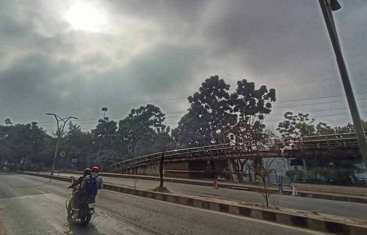 হাতিরঝিলের আকাশে দেখা দেওয়া সেই সূর্য শুধু দিনের শুরু নয়, শহরের মানুষদের জন্য হয়ে উঠল স্বস্তি আর আশার প্রতীক। শৈত্যপ্রবাহের কঠিন সময়ের পর এমন একটি সকাল তাই অনেকের কাছেই স্মরণীয় হয়ে থাকবে।