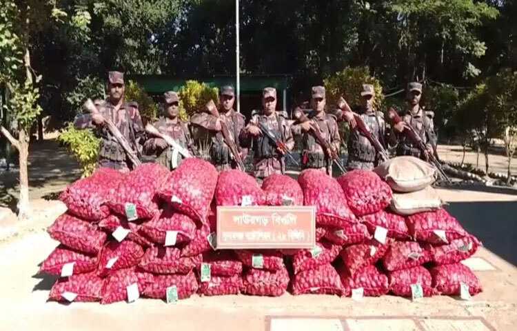 সুনামগঞ্জের তাহিরপুরে যাদুকাটা নদী পথে অভিযান চালিয়ে প্রায় তিন লাখ টাকার ভারতীয় পেঁয়াজ ও চিনি জব্দ করেছে বর্ডার গার্ড বাংলাদেশ (বিজিবি)। ছবি: লিপসন আহমেদ