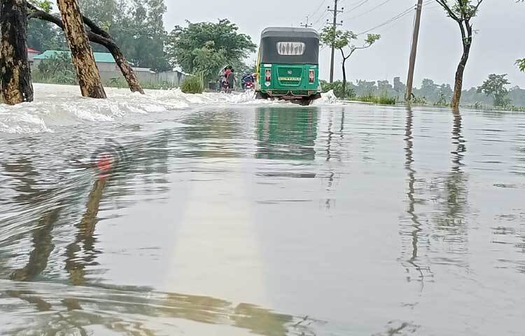 উজান থেকে নেমে আসা পাহাড়ি ঢলে দ্বিতীয়বারের মতো সুনামগঞ্জে বন্যা পরিস্থিতি সৃষ্টি হয়েছে। এরইমধ্যে পানিবন্দি হয়ে পড়েছেন তাহিরপুর, দোয়ারাবাজার ও ছাতক উপজেলার দুই লক্ষাধিক মানুষ। ছবি: লিপসন আহমেদ