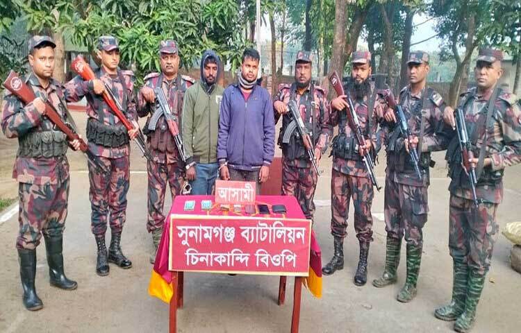 সুনামগঞ্জের বিশ্বম্ভরপুরের চিনাকান্দী সীমান্ত দিয়ে ভারতে অনুপ্রবেশকালে দুই যুবককে আটক করেছে বিজিবি। ছবি: লিপসন আহমেদ