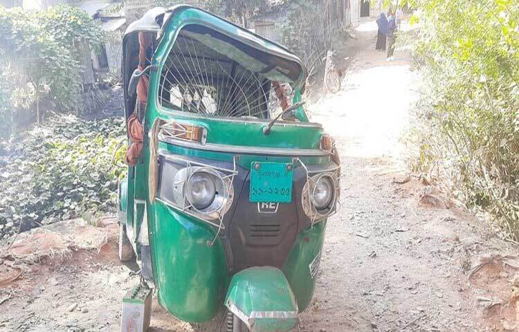 সুনামগঞ্জের শান্তিগঞ্জে মোটরসাইকেল-সিএনজি অটোরিকশার মুখোমুখি সংঘর্ষে দুই মোটরসাইকেল আরোহী নিহত হয়েছেন।  ছবি: লিপসন আহমেদ