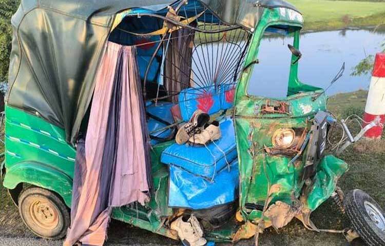 সুনামগঞ্জের শান্তিগঞ্জে বাসচাপায় সিএনজি অটোরিকশার ২ যাত্রী নিহত হয়েছেন। ৮ ফেব্রুয়ারি সকালে উপজেলার হাছনমারা সেতুর পাশে এই দুর্ঘটনা ঘটে। ছবি: লিপসন আহমেদ