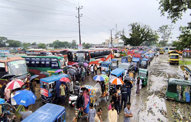 সুনামগঞ্জের কর্মবিরতি শুরুর ১৬ ঘণ্টা পর সিদ্ধান্ত থেকে সরে এসেছেন পরিবহন মালিক শ্রমিকরা। ছবি: লিপসন আহমেদ