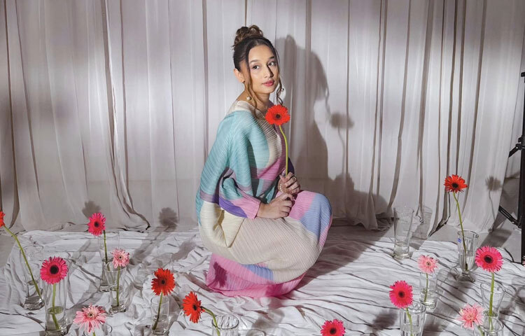 সুনেরাহর স্টাইলের সবচেয়ে বড় বৈশিষ্ট্য হলো মিনিমালিজম। অযথা ঝলমলে না হয়ে, সরলতায় গ্ল্যামার খুঁজে পান তিনি।