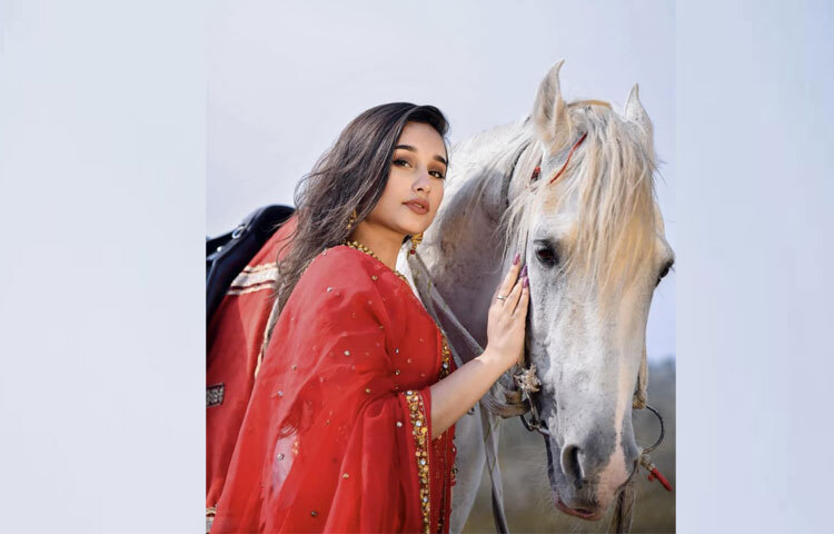 তরুণরা এখন শুধু সেলিব্রিটি নয়, ইনফ্লুয়েন্সারদেরও ফলো করছে। সুনেরাহ তাদের কাছে ট্রেন্ডি হওয়ার মানে বদলে দিয়েছেন।