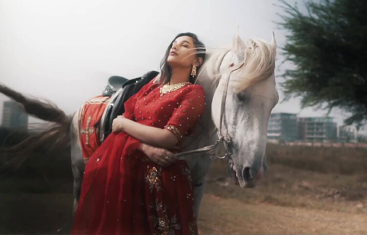 সাধারণ হালকা মেকআপ, নিউট্রাল টোনস, আর স্টেটমেন্ট জুয়েলারি-এই কয়েকটি জিনিস দিয়ে সুনেরাহ তৈরি করেন এমন লুক, যা যে কোনো ইভেন্টে মানানসই।